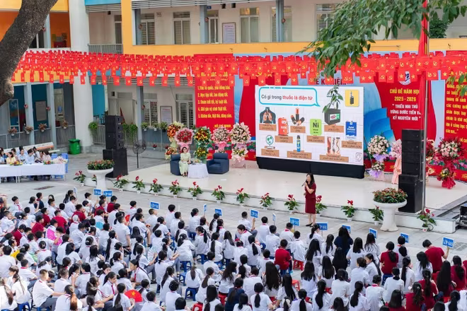 Một buổi chia sẻ về tác hại của thuốc lá điện tử và những nỗ lực để phòng chống trong học đường do Trường Đại học Y tế Công cộng phối hợp với Quỹ VinFuture tổ chức trong năm 2025. Ảnh: VFP.