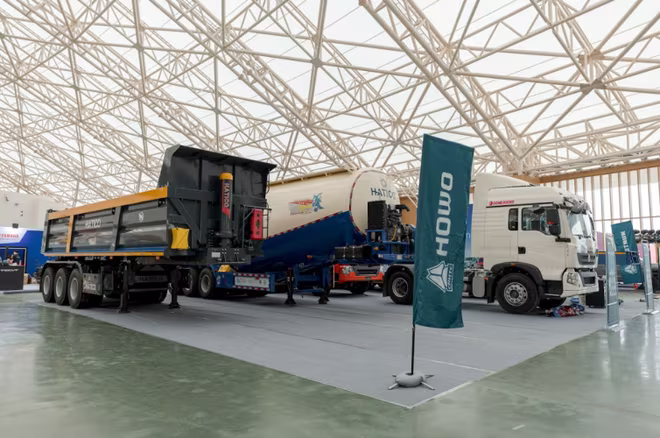 Ngành vận tải cũng không kém cạnh với dàn xe đầu kéo Howo và rơ-moóc chuyên dụng của Hatico