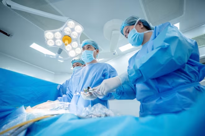 TTƯT.BSCKII Phạm Việt Hùng cùng ekip trong ca phẫu thuật