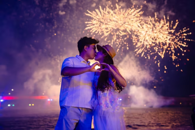 Khoảnh khắc lãng mạn dưới trời pháo hoa tại Sunset Beach Club