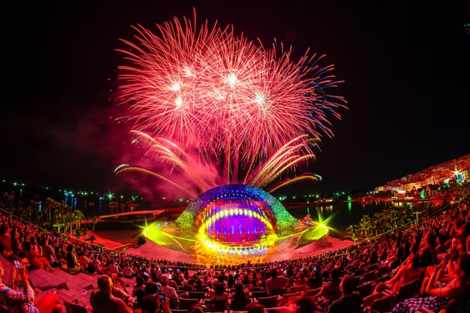 Pháo hoa rực rỡ trên biển trời &quot;Thị trấn Hoàng Hôn&quot;