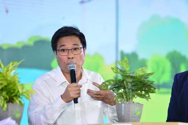 Ông Lê Hoàng Minh – Giám đốc điều hành sản xuất, Trưởng dự án Net Zero Vinamilk – chia sẻ tại talkshow &quot;Thúc đẩy tiêu dùng xanh - Hướng đến phát triển bền vững&quot; được tổ chức trong khuôn khổ Ngày hội Việt Nam Xanh (Ảnh: BTC).
