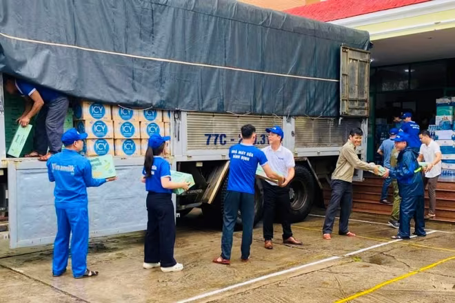 Hàng trăm nghìn sản phẩm Vinamilk được trao tặng cùng nhiều yêu thương và mong muốn đồng bào vùng lũ sớm phục hồi hậu thiên tai - Ảnh: Vi Nam