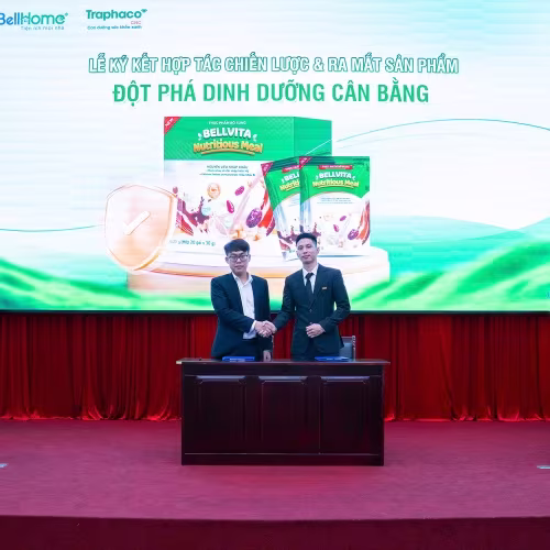 Ông Nguyễn Văn Quyền - Tổng Giám đốc BellHome và ông Lê Quân - Trưởng Văn phòng giao dịch Traphaco CNC bắt tay đánh dấu hợp tác chiến lược