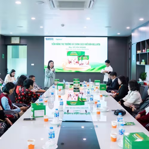 Đại diện của BellHome, Traphaco CNC và các đối tác tại buổi sự kiện ra mắt Bellvita Nutritious Meal