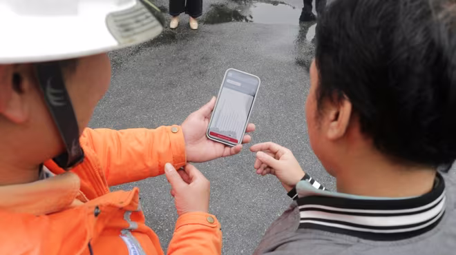 Cán bộ công nhân viên EVNHANOI hướng dẫn khách hàng sử dụng App EVNHANOI