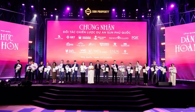 Đại diện Sun Property trao chứng nhận phân phối dự án cho các đối tác chiến lược. Ảnh: Ánh Dương.