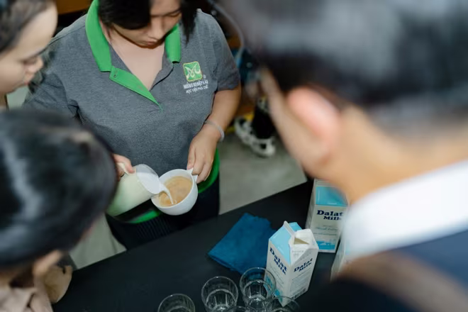 Sau khi thực hành cùng giảng viên chuyên nghiệp từ workshop Nghệ thuật pha chế cùng Dalatmilk, không chỉ chị Nguyệt, chị Trang mà tất cả các học viên đã cùng nhau tạo nên những cốc latte art đẹp mắt.