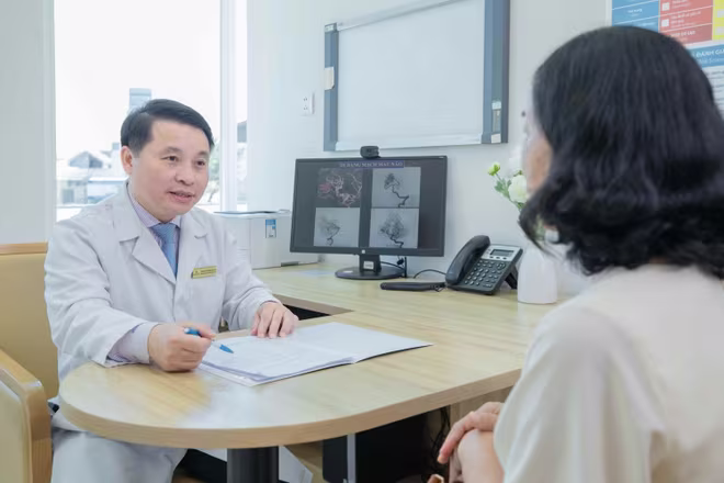 TS.BS Tôn Thất Trí Dũng thăm khám tư vấn cho bệnh nhân.