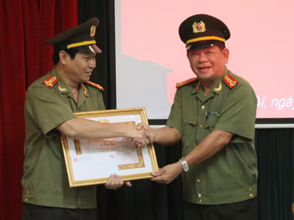 Trao Huy hiệu 30 năm tuổi Đảng và nâng lương, thăng cấp bậc hàm cho CBCS Báo ANTĐ ảnh 1 Trao Huy hiệu 30 năm tuổi Đảng và nâng lương, thăng cấp bậc hàm cho CBCS Báo ANTĐ ảnh 1