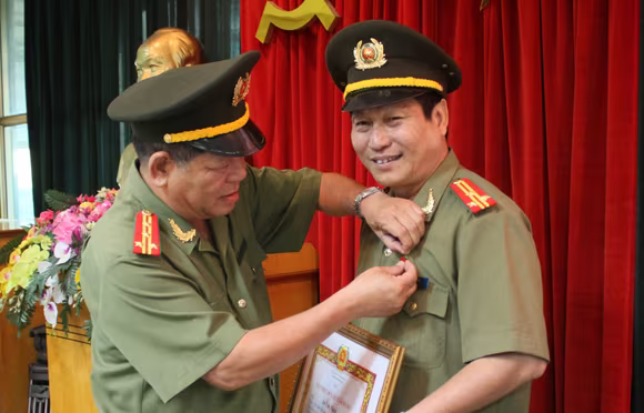 Trao Huy hiệu 30 năm tuổi Đảng và nâng lương, thăng cấp bậc hàm cho CBCS Báo ANTĐ ảnh 2 Trao Huy hiệu 30 năm tuổi Đảng và nâng lương, thăng cấp bậc hàm cho CBCS Báo ANTĐ ảnh 2