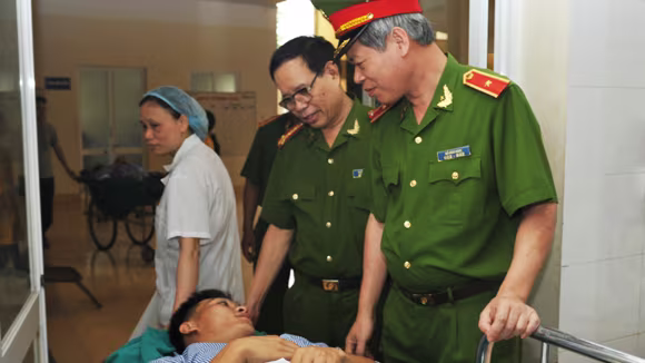 Thiếu tướng Đỗ Đình Nghị thăm, động viên Trung sỹ Bùi Văn Tuấn bên giường bệnh