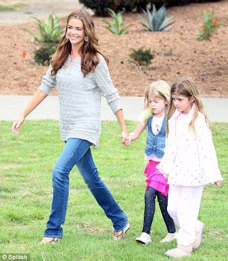 Denise cùng hai con gái, Sam 7 tuổi và Lola 5 tuổi Denise cùng hai con gái, Sam 7 tuổi và Lola 5 tuổi