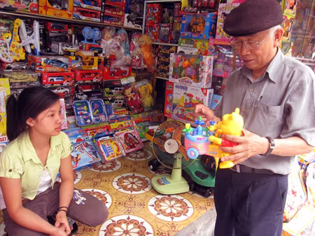 Nên mua đồ chơi phù hợp với tâm sinh lý của lứa tuổi