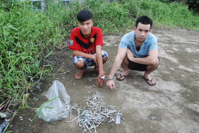 2 đối tượng cùng sô bơm kim tiêm bị thu giữ 2 đối tượng cùng sô bơm kim tiêm bị thu giữ