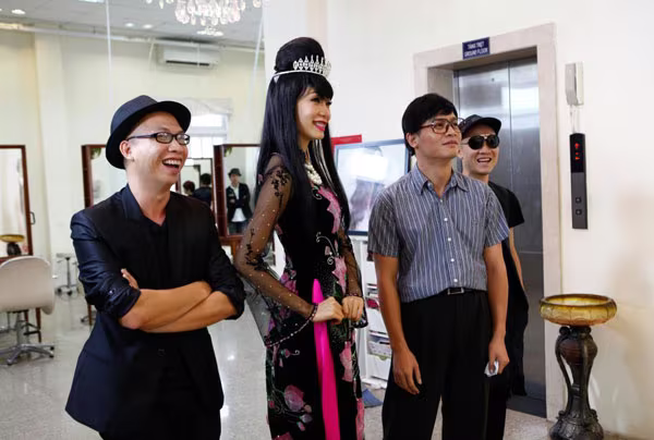 Hình ảnh thường thấy của "Bộ tứ quyền lực" "Bộ tứ quyền lực" trong diện mạo mới Nhiều khán giả liên tưởng bộ tóc của giám khảo Xuân Lan và thí sinh Lê Thị Phương Hình ảnh thường thấy của "Bộ tứ quyền lực" "Bộ tứ quyền lực" trong diện mạo mới Nhiều khán giả liên tưởng bộ tóc của giám khảo Xuân Lan và thí sinh Lê Thị Phương