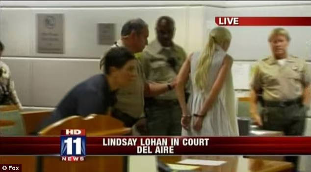 Tại phiên tòa hôm 20-10 vừa qua, Lindsay bật khóc Tại phiên tòa hôm 20-10 vừa qua, Lindsay bật khóc