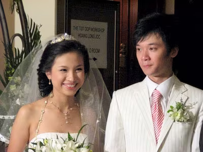 Cô dâu Thanh Vân rạng rỡ bên chú rể Tường Linh Cô dâu Thanh Vân rạng rỡ bên chú rể Tường Linh