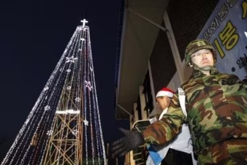 Cây thông Noel bằng thép Cây thông Noel bằng thép