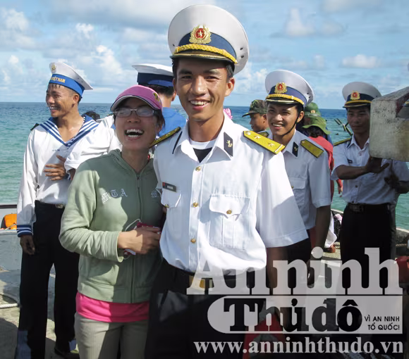 Trung úy Bùi Văn Biên cười rạng rỡ khi đón vợ lên thăm xã đảo Song Tử Tây Trung úy Bùi Văn Biên cười rạng rỡ khi đón vợ lên thăm xã đảo Song Tử Tây