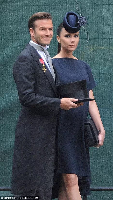 Vợ chồng Beckham xuất hiện sang trọng trong buổi lễ