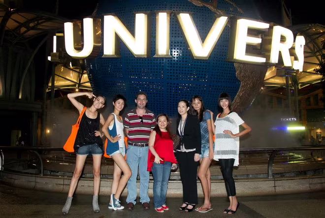 Các thí sinh hào hứng khi lần đầu tiên tham quan phim trường Unniversal ngay trong khuôn viên của Resort World Sentosa