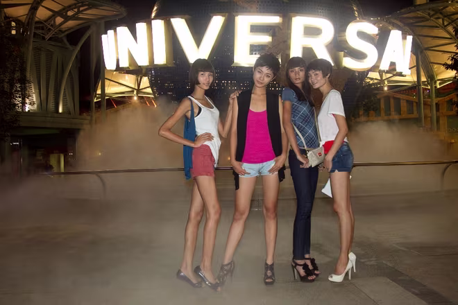 Các thí sinh hào hứng khi lần đầu tiên tham quan phim trường Unniversal ngay trong khuôn viên của Resort World Sentosa Các thí sinh hào hứng khi lần đầu tiên tham quan phim trường Unniversal ngay trong khuôn viên của Resort World Sentosa