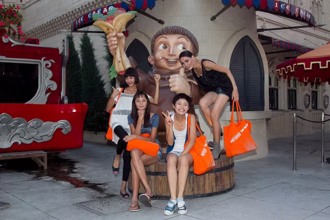 Top 4 Vietnam's Next Top Model 2011 tạo dáng nghịch ngợm trước những mô hình trong phim trường Universal Top 4 Vietnam's Next Top Model 2011 tạo dáng nghịch ngợm trước những mô hình trong phim trường Universal