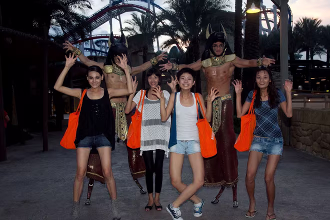 Top 4 Vietnam's Next Top Model 2011 tạo dáng nghịch ngợm trước những mô hình trong phim trường Universal Top 4 Vietnam's Next Top Model 2011 tạo dáng nghịch ngợm trước những mô hình trong phim trường Universal