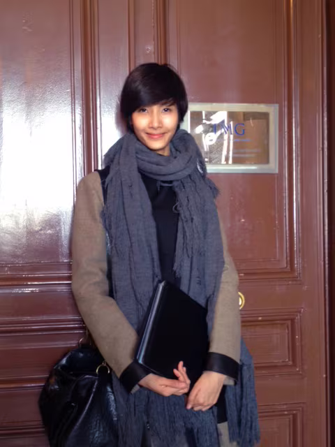 Những hình ảnh này khiến chúng ta nhớ lại những vòng sơ tuyển (casting) đầu tiên của Vietnam’s Next Top Model, các vị giám khảo cũng yêu cầu thí sinh phải tẩy trang vì họ cần thấy khuôn mặt thật của người mẫu cùng những yếu tố tiềm năng có thể khai thác và phát triển được trên khuôn mặt đó.