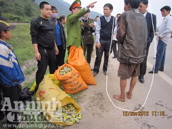 Đối tượng vận chuyển pháo lậu bị cơ quan chức năng bắt cùng với tang vật