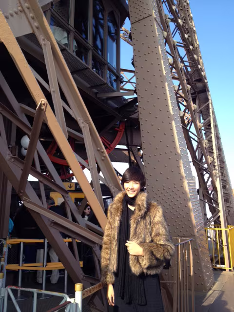 Hoàng Thùy tiếp tục khám phá Paris ảnh 5