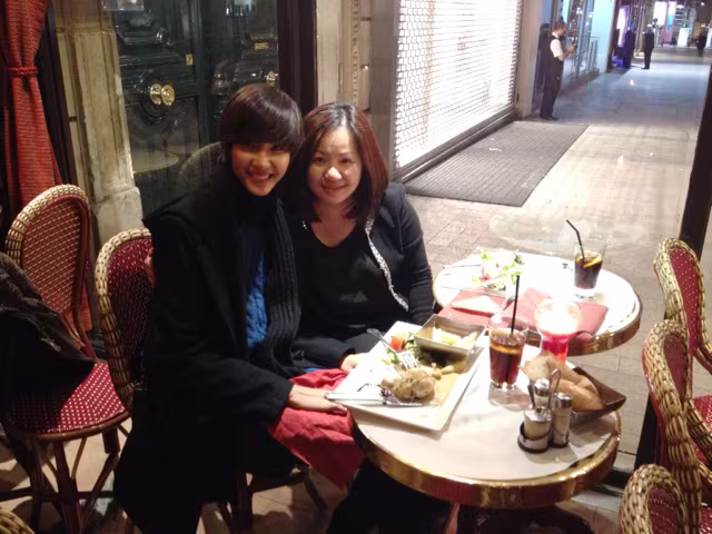 Hoàng Thùy đã có 1 buổi sinh nhật ấm cúng tại Paris cùng với chị Quỳnh Trang