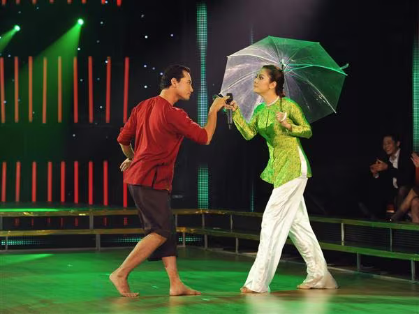 Huỳnh Đông và cô Thắm Vân Trang Huỳnh Đông và cô Thắm Vân Trang