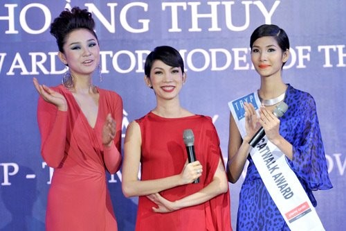 Hoàng Thùy rơi nước mắt trong tiệc mừng chiến thắng ảnh 5 Hoàng Thùy rơi nước mắt trong tiệc mừng chiến thắng ảnh 5