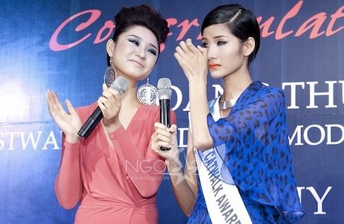 Hoàng Thùy rơi nước mắt trong tiệc mừng chiến thắng ảnh 1 Hoàng Thùy rơi nước mắt trong tiệc mừng chiến thắng ảnh 1