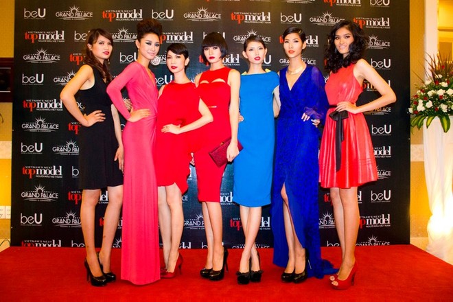 Hoàng Thùy rơi nước mắt trong tiệc mừng chiến thắng ảnh 9 Hoàng Thùy rơi nước mắt trong tiệc mừng chiến thắng ảnh 9