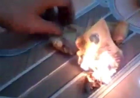Cư dân mạng phẫn nộ hành vi "đốt tiền mua vui" của thanh niên trẻ ảnh 1 Cư dân mạng phẫn nộ hành vi "đốt tiền mua vui" của thanh niên trẻ ảnh 1