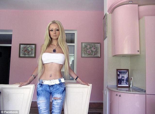 Xôn xao về thiếu nữ giống hệt búp bê Barbie ảnh 2 Xôn xao về thiếu nữ giống hệt búp bê Barbie ảnh 2
