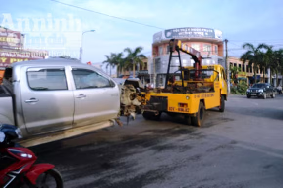 Kinh hoàng ô tô húc bay xe máy, tông gãy cột đèn ảnh 5 Kinh hoàng ô tô húc bay xe máy, tông gãy cột đèn ảnh 5