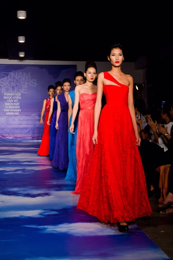 Người mẫu Top Model tất bật trên sàn catwalk ảnh 3