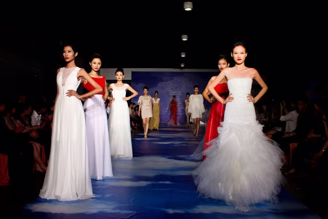 Người mẫu Top Model tất bật trên sàn catwalk ảnh 2
