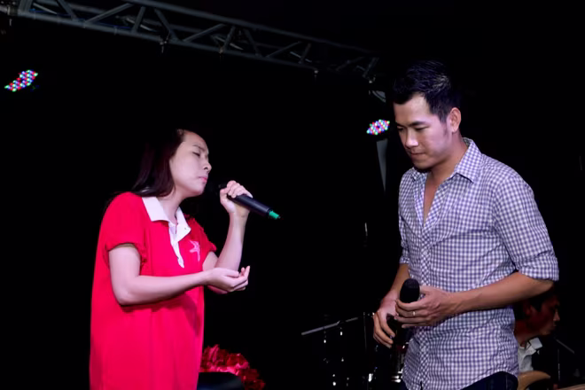 Đoan Trang, Hồ Trung Dũng "khoe" tài tại phòng trà ảnh 2 Đoan Trang, Hồ Trung Dũng "khoe" tài tại phòng trà ảnh 2