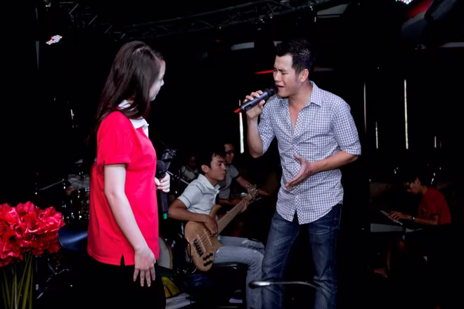 Đoan Trang, Hồ Trung Dũng "khoe" tài tại phòng trà ảnh 3 Đoan Trang, Hồ Trung Dũng "khoe" tài tại phòng trà ảnh 3