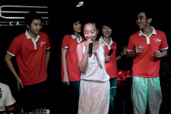 Đoan Trang, Hồ Trung Dũng "khoe" tài tại phòng trà ảnh 4 Đoan Trang, Hồ Trung Dũng "khoe" tài tại phòng trà ảnh 4