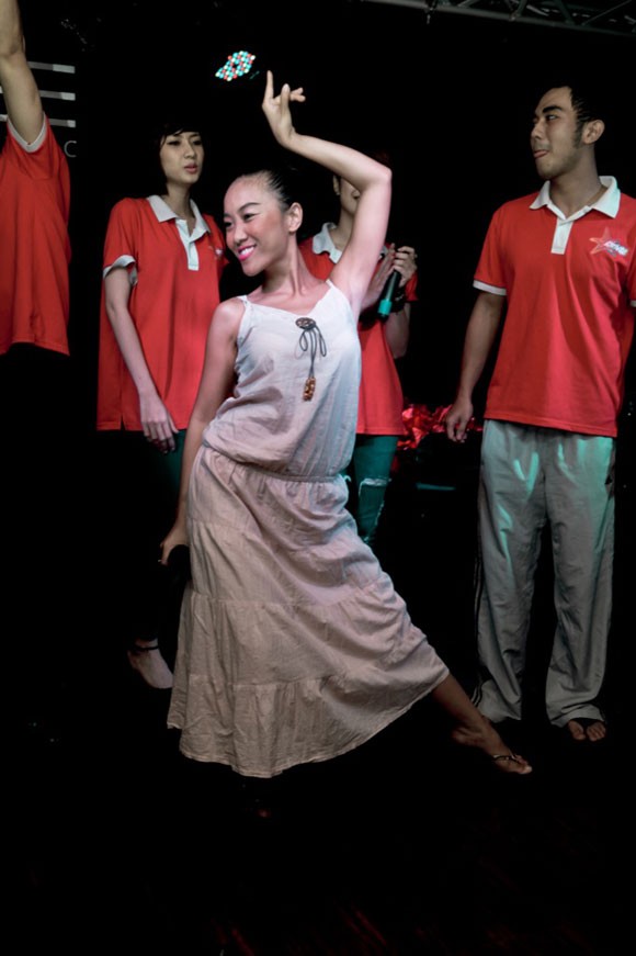 Đoan Trang, Hồ Trung Dũng "khoe" tài tại phòng trà ảnh 1 Đoan Trang, Hồ Trung Dũng "khoe" tài tại phòng trà ảnh 1