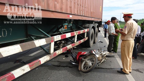 Container vượt ẩu tông nát 2 xe máy, 3 người bị thương ảnh 1 Container vượt ẩu tông nát 2 xe máy, 3 người bị thương ảnh 1