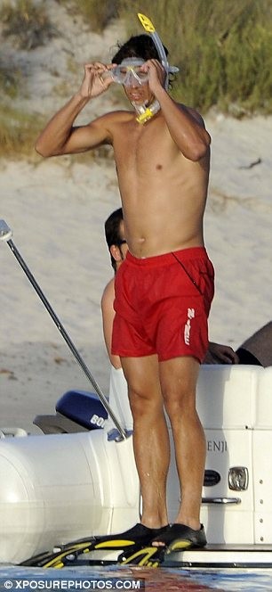 Bỏ lại tennis, Rafael Nadal khoe thân cường tráng trên bãi biển ảnh 2 Bỏ lại tennis, Rafael Nadal khoe thân cường tráng trên bãi biển ảnh 2