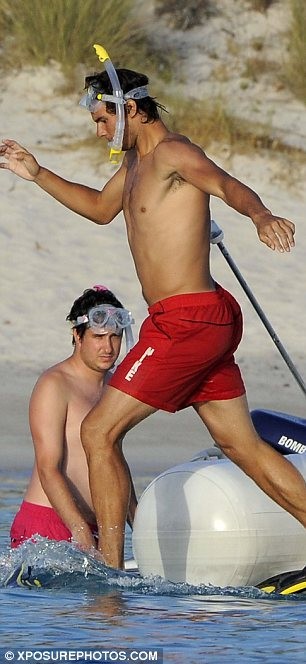 Bỏ lại tennis, Rafael Nadal khoe thân cường tráng trên bãi biển ảnh 3 Bỏ lại tennis, Rafael Nadal khoe thân cường tráng trên bãi biển ảnh 3