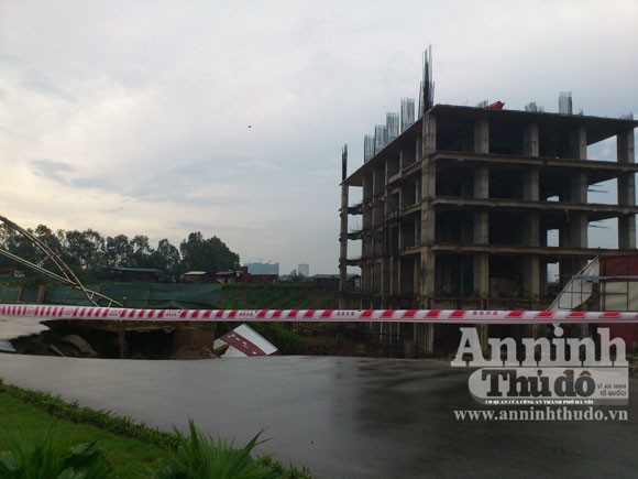 Hậu bão, xuất hiện "hố tử thần" khổng lồ trên đường Lê Văn Lương ảnh 6 Hậu bão, xuất hiện "hố tử thần" khổng lồ trên đường Lê Văn Lương ảnh 6